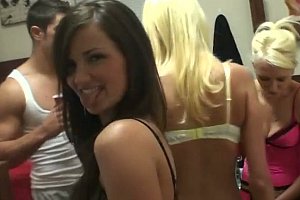 欧美18+丰满在线看导航 Porn